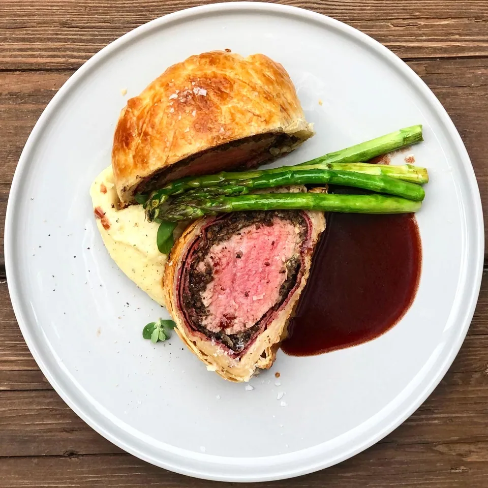 Beef Wellington with asparagus